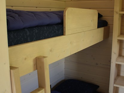 Luxury camping - Kochmöglichkeit - Twente - (Kinder-) Schlafzimmer - Camping De Kleine Wolf Oehoe Lodge auf Campingplatz de Kleine Wolf