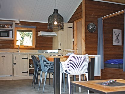 Luxury camping - Kaffeemaschine - Twente - Küche / Wohnraum - Camping De Kleine Wolf Zwaluwlodge bei Camping de Kleine Wolf