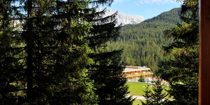 Luxuscamping - WC - Tiroler Unterland - Ausblick vom Baumhaus zum Badehaus - Das Kranzbach Das Kranzbach - Baumhaus
