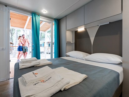 Luxuscamping - Geschirrspüler - Italien - Doppelzimmer - Camping Ca' Pasquali Village Mobilheim Laguna Platinum auf Camping Ca' Pasquali Village