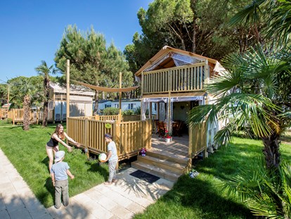 Luxuscamping - Geschirrspüler - Italien - Außenansicht der Lodge und der Terrasse - Camping Ca' Pasquali Village Lodgezelt Glam Sky Lodge auf Ca' Pasquali Village