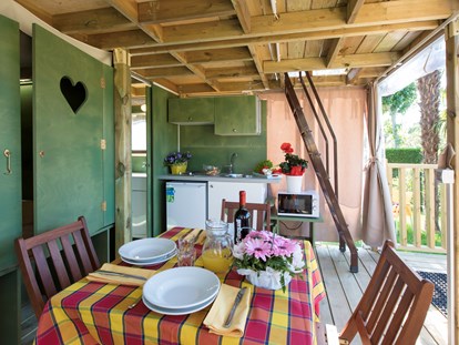 Luxury camping - Kühlschrank - Cavallino - Wohnzimmer und Küchenzeile - Camping Ca' Pasquali Village Lodgezelt Glam Sky Lodge auf Ca' Pasquali Village