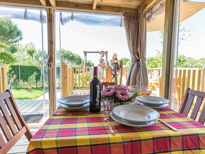 Luxuscamping - Kochmöglichkeit - Cavallino - Blick auf den Spielplatz - Camping Ca' Pasquali Village Lodgezelt Glam Sky Lodge auf Ca' Pasquali Village