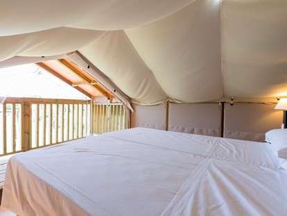 Luxuscamping - Kochmöglichkeit - Cavallino - Doppelzimmer im Obergeschoss - Camping Ca' Pasquali Village Lodgezelt Glam Sky Lodge auf Ca' Pasquali Village