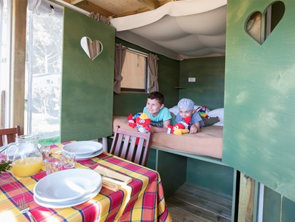 Luxury camping - Parkplatz bei Unterkunft - Cavallino - Kinderzimmer - Camping Ca' Pasquali Village Lodgezelt Glam Sky Lodge auf Ca' Pasquali Village