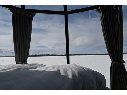 Luxury camping - Kühlschrank - Sweden -  Am EinMorgen ein wunderschöner Ausblick auf den gefrorenen See. - Laponia Sky Hut Laponia Sky Hut