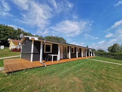Luxuscamping - Art der Unterkunft: Hütte/POD - Jeder Bungalow mit eigener Terrasse - ostseequelle.camp Bungalows für 4 Personen