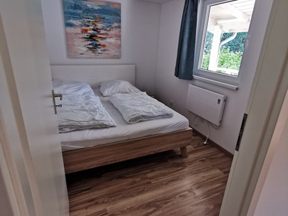 Luxury camping - Terrasse - Typisches Schlafzimmer (in Typ 4 2x) - ostseequelle.camp Bungalows für 4 Personen