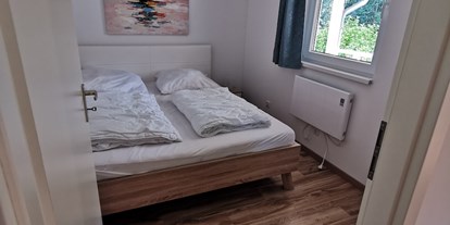 Luxuscamping - Terrasse - Mecklenburg-Vorpommern - Typisches Schlafzimmer (in Typ 4 2x) - ostseequelle.camp Bungalows für 4 Personen