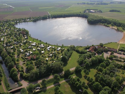Luxuscamping - Ostfriesland - Luftaufnahme vom Campingplatz mit Badesee. - Freizeitpark "Am Emsdeich" Schlaffass mit Seeblick auf dem Freizeitpark "Am Emsdeich"