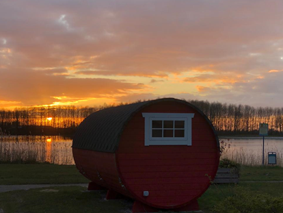 Luxury camping - Art der Unterkunft: spezielle Unterkunft - Ostfriesland - Abendstimmung an unseren Schlaffässer - Freizeitpark "Am Emsdeich" Schlaffass mit Seeblick auf dem Freizeitpark "Am Emsdeich"