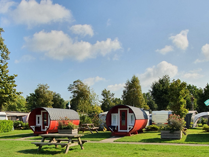 Luxury camping - Lower Saxony - Unsere drei Schlaffässer - Freizeitpark "Am Emsdeich" Schlaffass mit Seeblick auf dem Freizeitpark "Am Emsdeich"