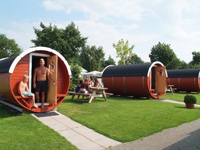 Luxury camping - Grill - Ostfriesland - Unsere geschmackvoll eingerichteten Campingfässer sind bei groß und klein sehr beliebt. - Freizeitpark "Am Emsdeich" Schlaffass mit Seeblick auf dem Freizeitpark "Am Emsdeich"