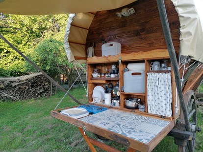 Luxury camping - Gartenmöbel - Hessen Nord - Überdachte Außenküche zum Ausklappen - Ecolodge Hinterland Western Lodge