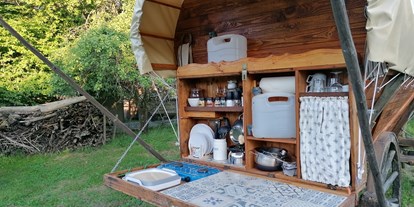 Luxuscamping - Hessen - Überdachte Außenküche zum Ausklappen - Ecolodge Hinterland Western Lodge