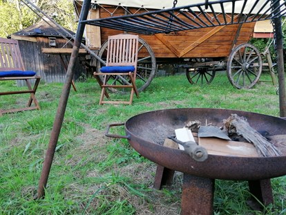 Luxury camping - Art der Unterkunft: Zirkuswagen/Schäferwagen - Biedenkopf - Feuerstelle mit Dreibeingrill - Ecolodge Hinterland Western Lodge