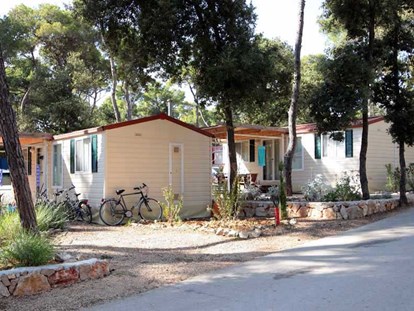 Luxury camping - Parkplatz bei Unterkunft - Dalmatia - Camping Park Soline Mobilheim Shelbox Tavolara auf Camping Park Soline