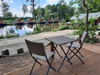 Luxury camping - Terrasse - Blick von der Terrasse auf den Teich - Campotel Nord-Ostsee Camping Pods