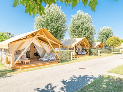 Luxuscamping - Sonnenliegen - Italien - Camping Marelago Koala Zelt auf Camping Marelago