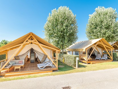 Luxuscamping - Parkplatz bei Unterkunft - Italien - Camping Marelago Koala Zelt auf Camping Marelago