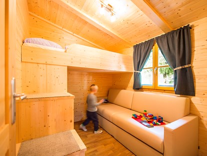 Luxury camping - Preisniveau: moderat - Trentino - Das Kinderzimmer ist mit einem Hochbett und einer ausziehbaren Couch (Matratze) sowie Kleiderschrank ausgestattet.  - Camping Steiner Bungalow Typ A auf Camping Steiner