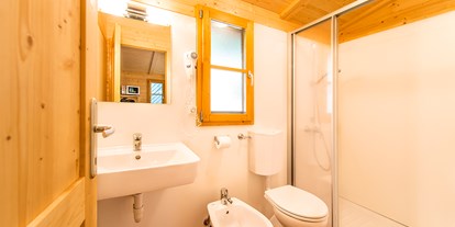 Luxuscamping - Kochmöglichkeit - Südtirol - Meran - Im Bad geniessen Sie eine grosse Dusche, WC, Bidet und Waschbecken - Camping Steiner Bungalow Typ A auf Camping Steiner