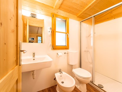 Luxuscamping - Kühlschrank - Trentino - Im Bad geniessen Sie eine grosse Dusche, WC, Bidet und Waschbecken - Camping Steiner Bungalow Typ A auf Camping Steiner