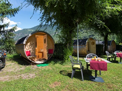 Luxuscamping - Preisniveau: günstig - Südtirol - Bozen - Tisch mit 2 Stühlen im Aussenbereich, Auto/Motorradparkplatz direkt am Schlaffass. - Camping Steiner Schlaffass auf Camping Steiner