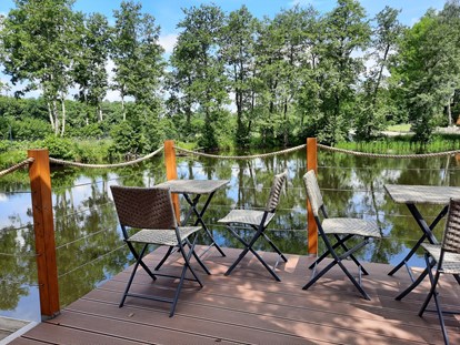 Luxuscamping - Unterkunft alleinstehend - Terrasse über dem Teich - Campotel Nord-Ostsee Camping Pod
