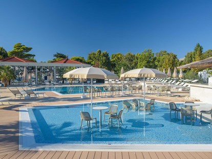 Luxuscamping - Kochmöglichkeit - Zadar - Šibenik - Unsere Wellness & Spa und Pool-Bereich wurde geschaffen, um Ihnen ein besonderes und friedliches Entspannungserlebnis zu bieten. Sie können in der Nähe unserer Außenpools entspannen, den Fitnessraum, den Whirlpool oder die Saunas nutzen. - Camping Stobreč Split Camping Stobreč Split