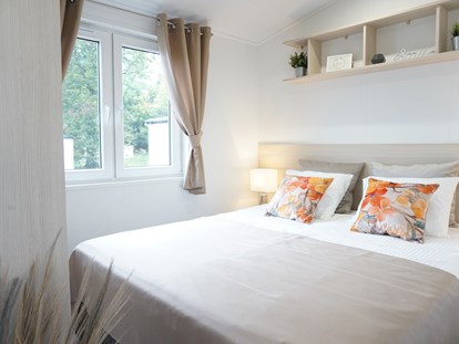Luxuscamping - Terrasse - Master-Bedroom mit Doopelbett 160 cm  x 200 cm, gute Matratzen - Dreiländer-Camping-u. Freizeitpark Gugel Dreiländer-Camping-u. Freizeitpark Gugel