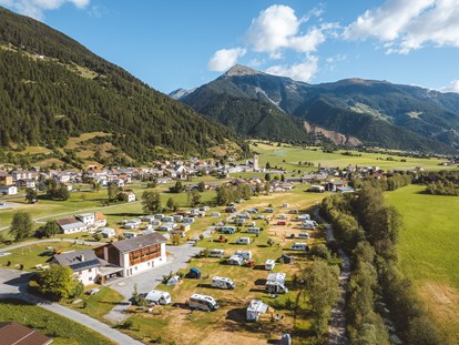 Luxury camping - Parkplatz bei Unterkunft - Graubünden - Der Campingplatz von oben  - Camping Muglin Müstair Camping Muglin Müstair