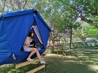 Luxury camping - Parkplatz bei Unterkunft - Abruzzo - Eurcamping Tree Tent Syrah auf Eurcamping