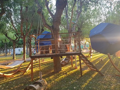 Luxuscamping - Parkplatz bei Unterkunft - Abruzzen - Eurcamping Tree Tent Syrah auf Eurcamping