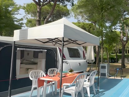 Luxury camping - Terrasse - Sitzbereich - camping-in-venedig.de -WMC BUSCHMANN wohnen-mieten-campen at Union Lido Deluxe Caravan mit Einzelbett / Dusche