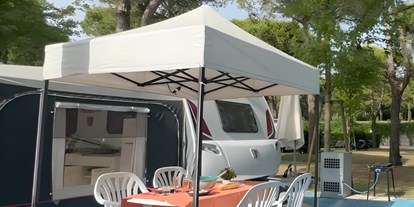 Luxuscamping - Klimaanlage - Sitzbereich - camping-in-venedig.de -WMC BUSCHMANN wohnen-mieten-campen at Union Lido Deluxe Caravan mit Einzelbett / Dusche