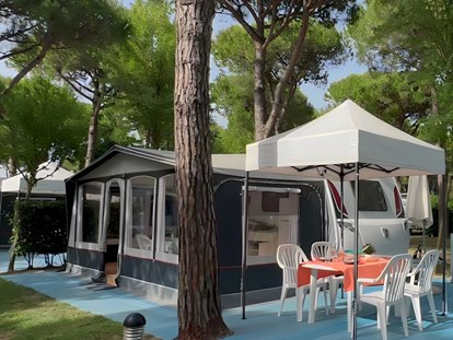 Luxury camping - Kochutensilien - Italy - Außenansicht - camping-in-venedig.de -WMC BUSCHMANN wohnen-mieten-campen at Union Lido Deluxe Caravan mit Doppelbett / Dusche