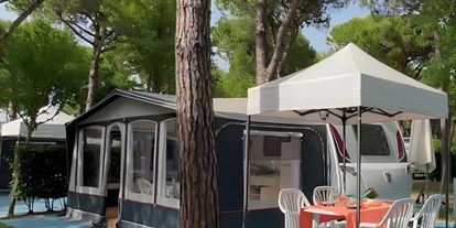 Luxuscamping - Italien - Außenansicht - camping-in-venedig.de -WMC BUSCHMANN wohnen-mieten-campen at Union Lido Deluxe Caravan mit Doppelbett / Dusche