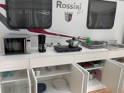 Luxuscamping - Italien - Vorzelt Küche Ausstattung - camping-in-venedig.de -WMC BUSCHMANN wohnen-mieten-campen at Union Lido Deluxe Caravan mit Doppelbett / Dusche