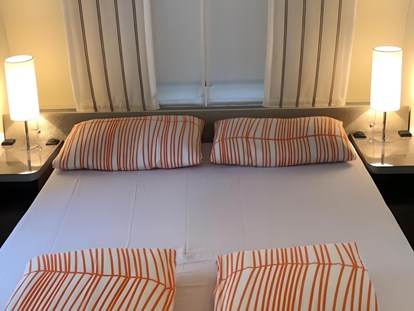 Luxuscamping - Gartenmöbel - Italien - Doppelbett - camping-in-venedig.de -WMC BUSCHMANN wohnen-mieten-campen at Union Lido Deluxe Caravan mit Doppelbett / Dusche
