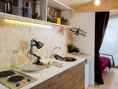 Luxuscamping - Kochmöglichkeit - Italien - GLAM ZELT - INNENRAUM - KÜCHE - Camping dei Fiori  Neues Zelt Glam