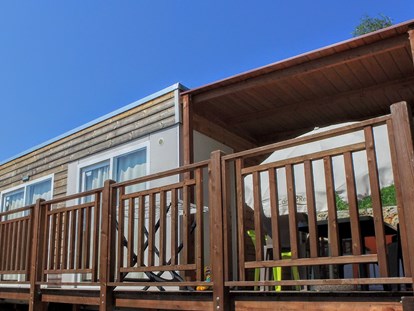 Luxury camping - Mittelmeer - Mobilheim Next- Außenbereich - Camping dei Fiori  Mobilheim Superior Next auf Camping dei Fiori 