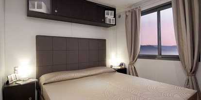 Luxuscamping - Kochmöglichkeit - Ligurien - Mobilheim Next - Schlafzimmer mit Ehebett - Camping dei Fiori  Mobilheim Superior Next auf Camping dei Fiori 