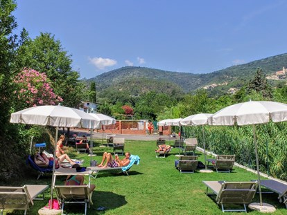 Luxuscamping - Terrasse - Ligurien - Campingplatz-Solarium - Camping dei Fiori  Mobilheim Superior Next auf Camping dei Fiori 