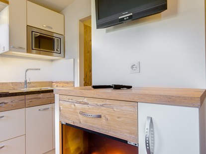 Luxury camping - Dusche - Chalet Wohnraum mit artifical fire place - Camping Brunner am See Chalets auf Camping Brunner am See