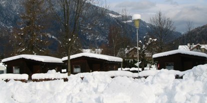 Luxuscamping - Terrasse - Kärnten - Chalets im Winter - Camping Brunner am See Chalets auf Camping Brunner am See