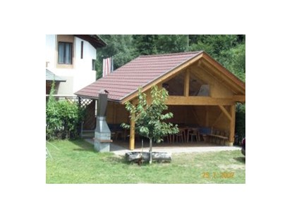 Luxury camping - Kühlschrank - Grillplatz mit Pavillon - Camping Brunner am See Chalets auf Camping Brunner am See