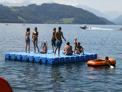 Luxuscamping - Gartenmöbel - Schwimmplattform Camping Brunner - Camping Brunner am See Chalets auf Camping Brunner am See