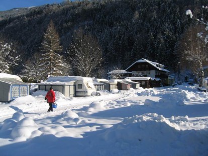 Luxury camping - Kühlschrank - Camping Brunner Winter rechts hinten die Chalets - Camping Brunner am See Chalets auf Camping Brunner am See