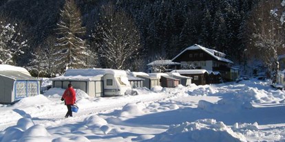 Luxuscamping - Kochmöglichkeit - Camping Brunner Winter rechts hinten die Chalets - Camping Brunner am See Chalets auf Camping Brunner am See